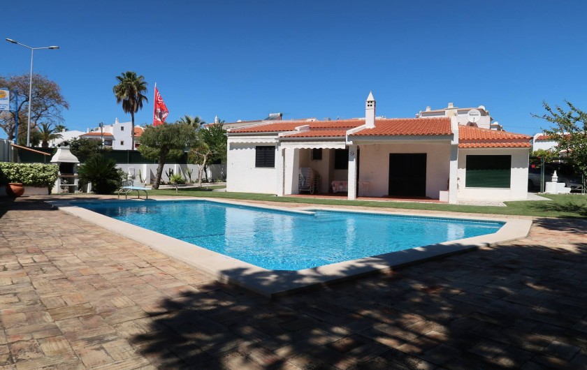 Location de vacances - Villa à Albufeira - Façade principale exposée au sud