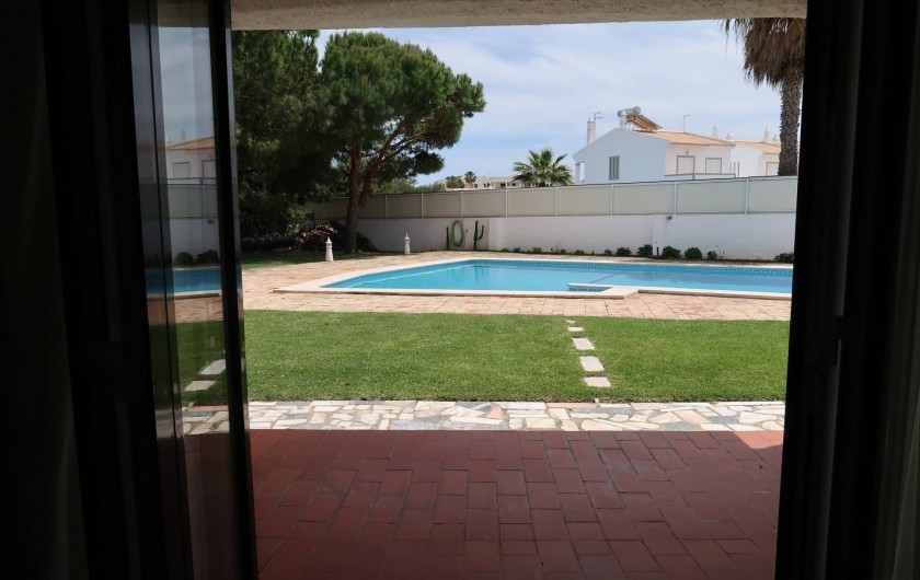 Location de vacances - Villa à Albufeira - Vue sur la piscine depuis le salon
