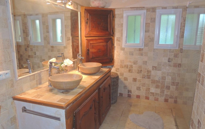 Location de vacances - Villa à Malves-en-Minervois - La première salle de bain , avec un wc et une grande douche à l'Italienne.