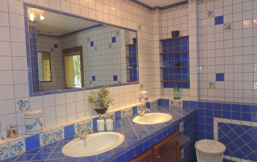 Location de vacances - Villa à Malves-en-Minervois - La deuxième salle de bain avec une douche à l'Italienne.