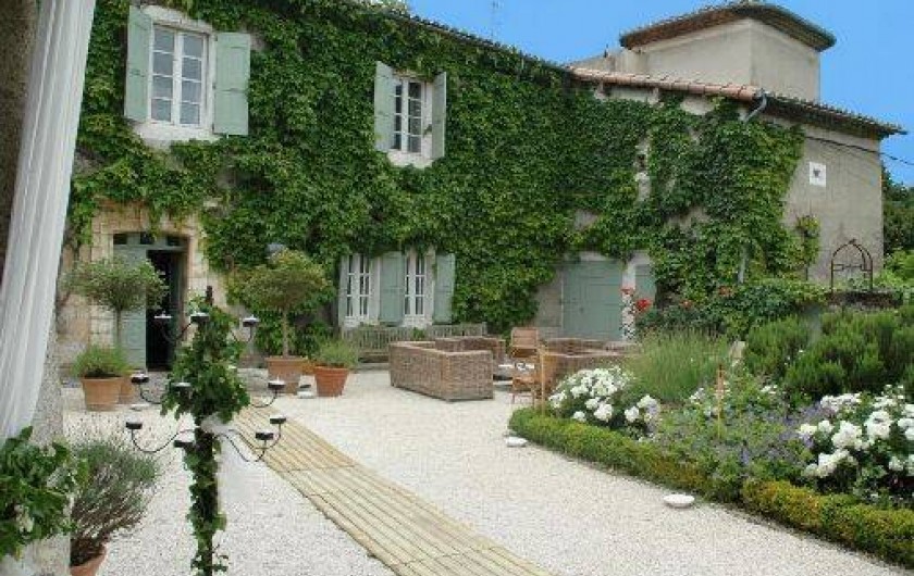 Location de vacances - Chambre d'hôtes à Saint-Lager-Bressac - Façade principale Cour d'entrée du château 