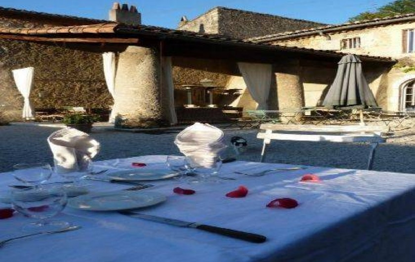 Location de vacances - Chambre d'hôtes à Saint-Lager-Bressac - la cour du chateau