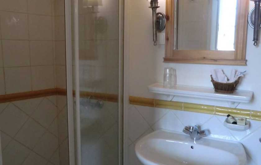 Location de vacances - Chambre d'hôtes à Saint-Lager-Bressac - Salle de bain Chambre COUR