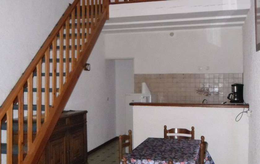 Location de vacances - Appartement à Autignac - Salle et coin cuisine du gîte 3 , avec chambre en mezzanine pour 2 personnes