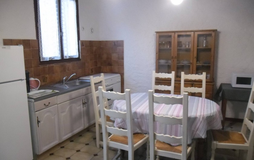 Location de vacances - Appartement à Autignac - Salle à manger et cuisine du gîte 8 pour 6 personnes