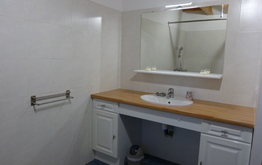 Location de vacances - Gîte à Saint-Chély-d'Apcher - Salle de bain spacieuse