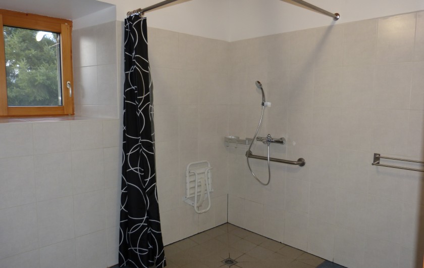 Location de vacances - Gîte à Saint-Chély-d'Apcher - Salle de bain spacieuse
