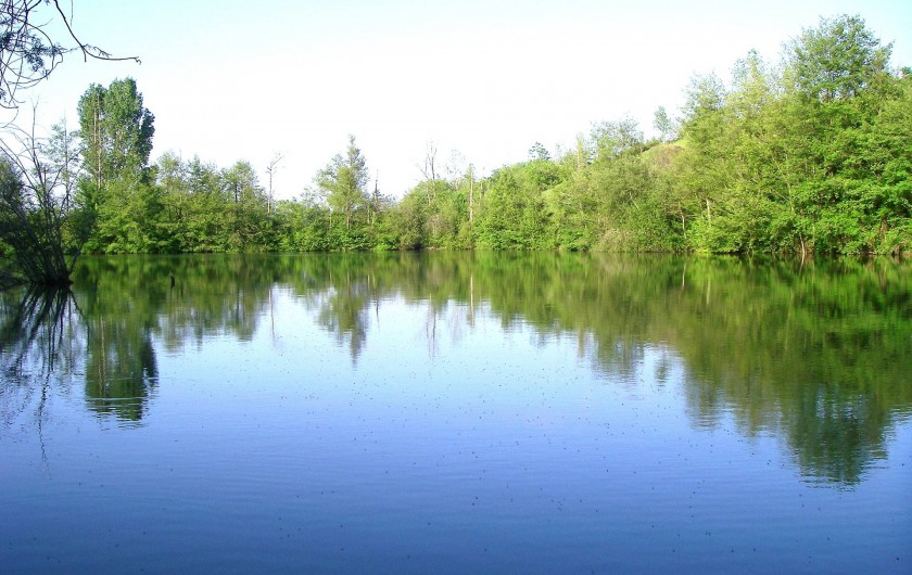 Location de vacances - Gîte à Lamaguère - Le lac et sa barque à votre disposition.