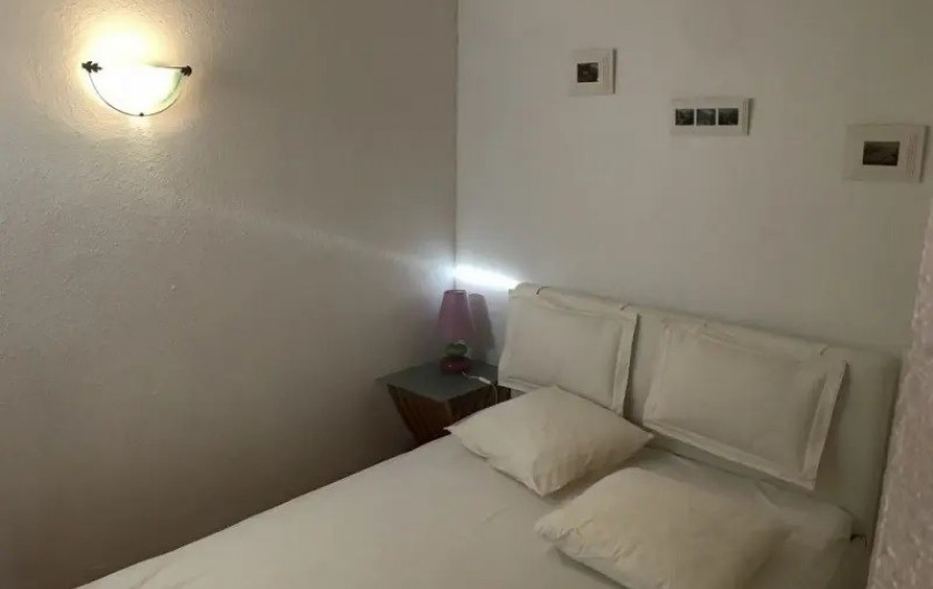 Location de vacances - Villa à Sainte-Maxime - chambre du bas avec lit 140