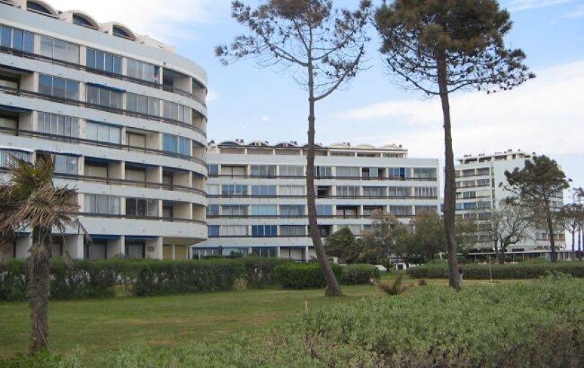 Location de vacances - Appartement à Saint-Cyprien Plage - La résidence et ses jardins