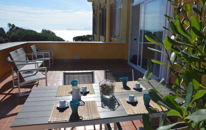 Location de vacances - Appartement à Naples - Un petit-déjeuner sur la terrasse avec ... vue sur Capri