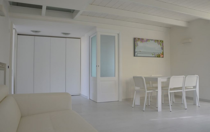 Location de vacances - Appartement à Naples - Salon avec armoire intégrée et vue sur la petite pièce (avec portes vitrées)