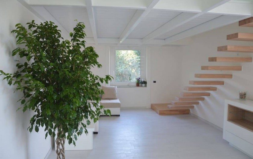 Location de vacances - Appartement à Naples - Salon avec escalier en bois