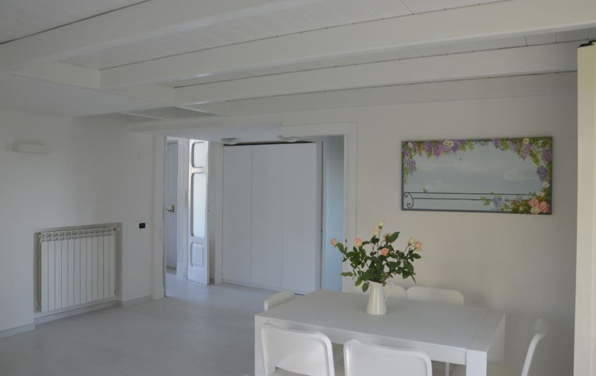Location de vacances - Appartement à Naples - Salon avec table à manger et vue sur l'entrée