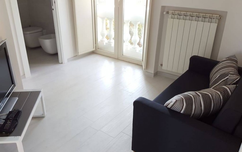 Location de vacances - Appartement à Naples - Petite chambre avec un canapé et une des quatre salles de bain
