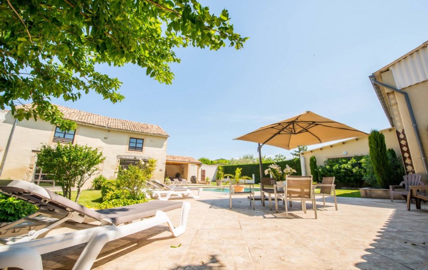 Location de vacances - Mas à Visan - piscine, jardin et plage de piscine