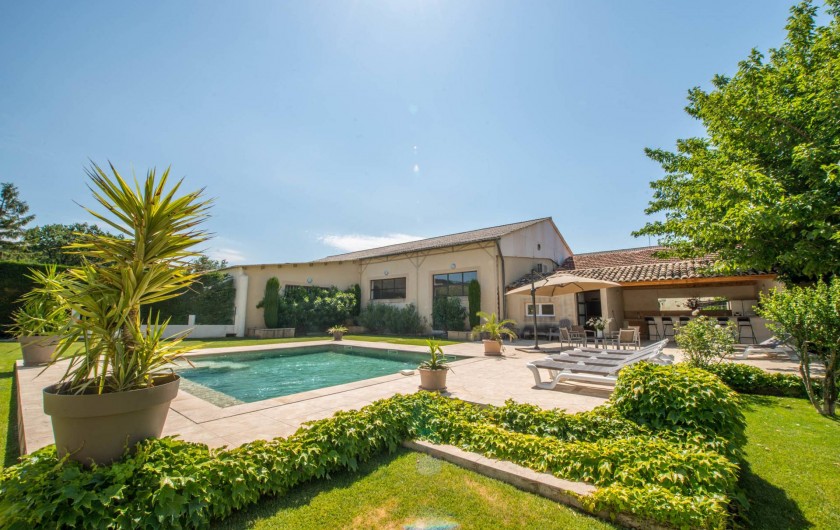 Location de vacances - Mas à Visan - piscine, jardin et plage de piscine
