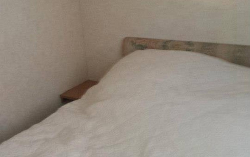 Location de vacances - Bungalow - Mobilhome à Le Muy - Chambre parentale qui comprend un lit double, une armoire, télévision