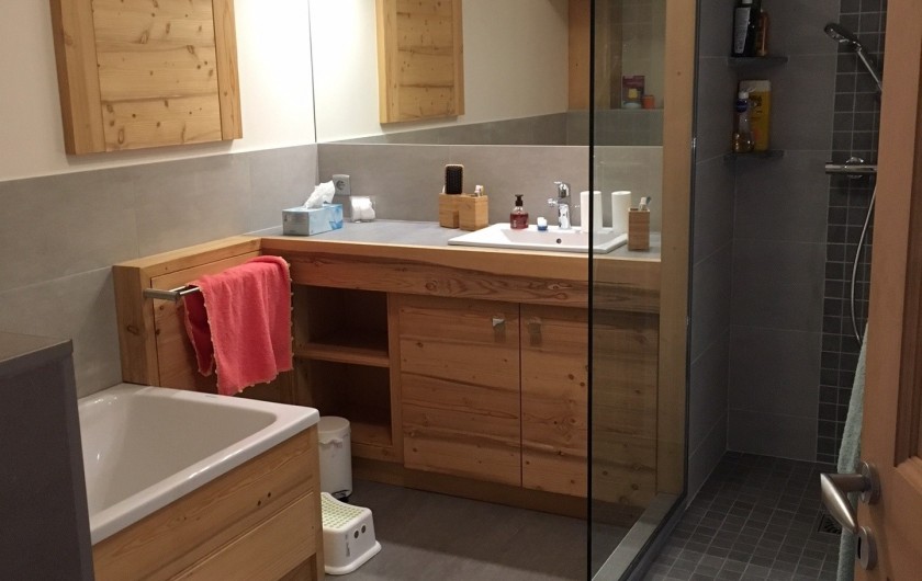 Location de vacances - Chalet à Les Contamines-Montjoie - Grande salle de bain en bas avec douche et baignoire