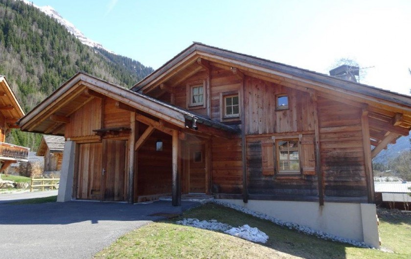 Location de vacances - Chalet à Les Contamines-Montjoie - Vue du chalet face nord. 3 places de parking + entrées principale et garage