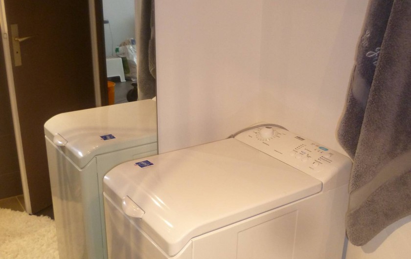 Location de vacances - Appartement à Le Grau-du-Roi - machine a laver dans salle de douche