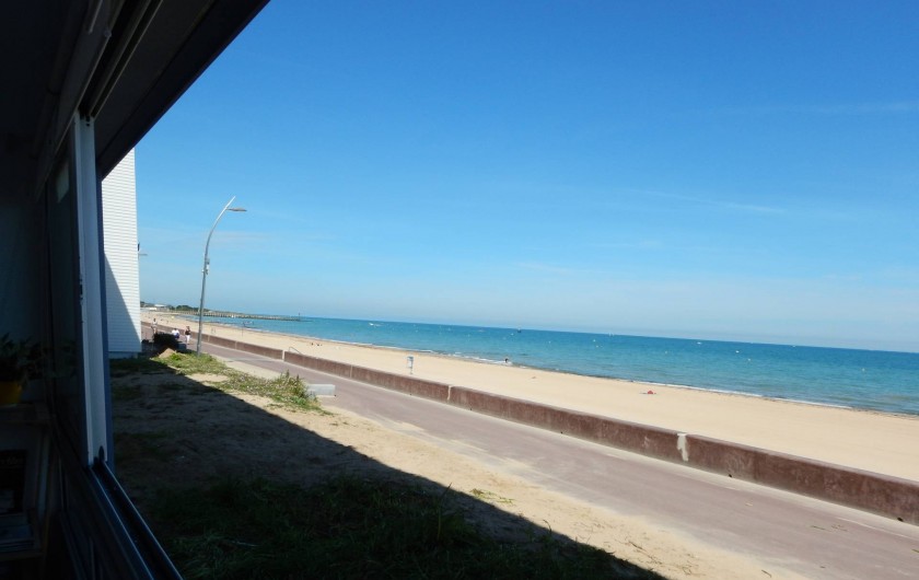Location de vacances - Appartement à Courseulles-sur-Mer - Vue de la Loggia avec les vitres ouvertes