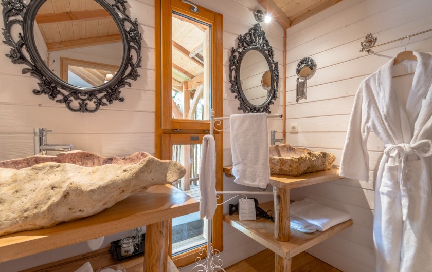 Location de vacances - Cabane dans les arbres à Clairac - La salle d'eau avec douche  à l'italienne