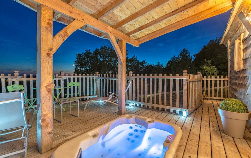 Location de vacances - Cabane dans les arbres à Clairac - Votre terrasse avec jaccuzi privatif