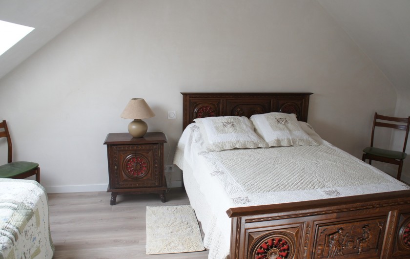 Location de vacances - Gîte à Saint-Gouéno - Chambre n°2 à l'étage Bedroom n°2 upstairs  1 lit double + 1 lit simple