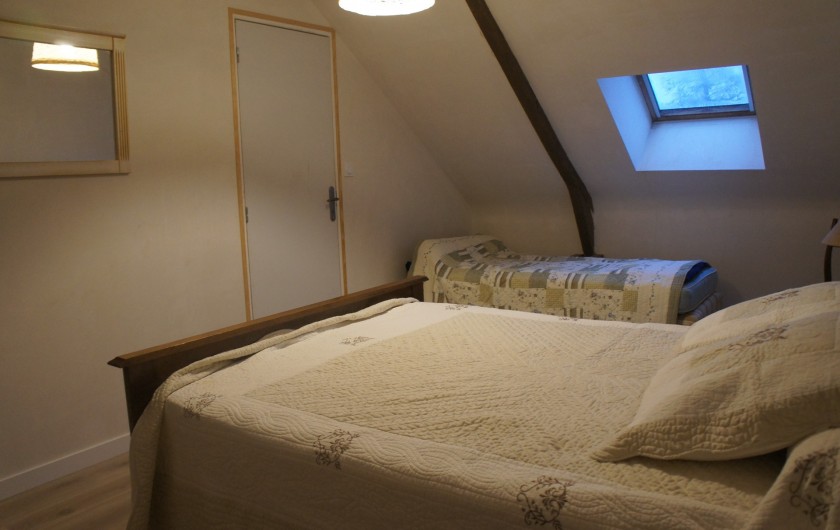 Location de vacances - Gîte à Saint-Gouéno - Chambre n°2 à l'étage Bedroom n°2 upstairs  1 lit double + 1 lit simple