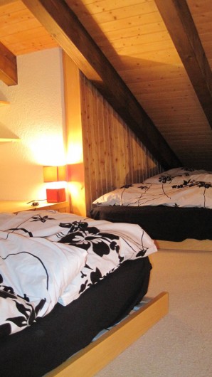 Location de vacances - Chalet à Crans-Montana - Mezzanine 2 lits simple