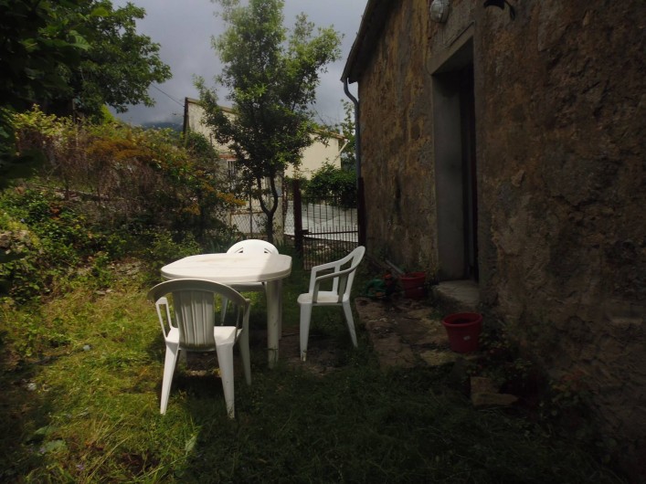 Location de vacances - Maison - Villa à Évisa - jardinet devant la maison pour prendre ses repas à l'extérieur