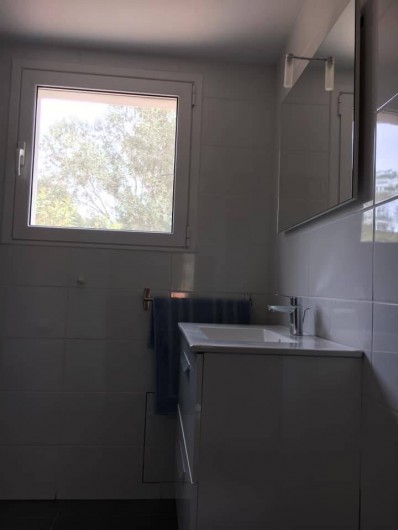 Location de vacances - Appartement à Sainte-Lucie de Porto-Vecchio - salle de douche