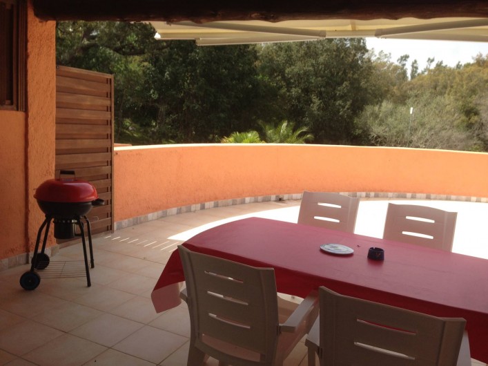 Location de vacances - Appartement à Sainte-Lucie de Porto-Vecchio - terrasse semi couverte avec barbecue