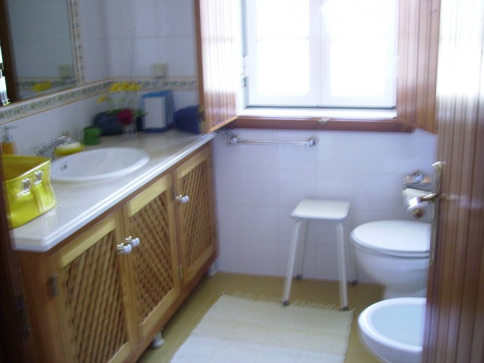 Location de vacances - Chambre d'hôtes à Alcobaça - salle de bains jaune