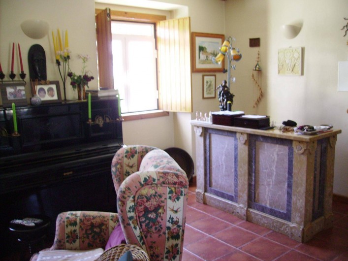 Location de vacances - Chambre d'hôtes à Alcobaça - salle de séjour (piano et bar)