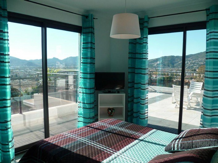 Location de vacances - Villa à La Croix des Gardes - Etage chambre avec vue mer et montagne donnant sur solarium de 70m 2