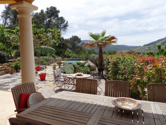 Location de vacances - Appartement à Évenos - grand jardin sans vis à vis, calme et tranquillité, au soleil...