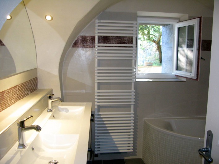 Location de vacances - Gîte à Minerve - salle du bain au rdc