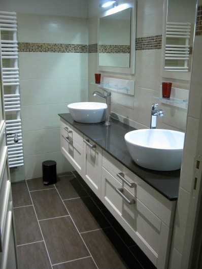 Location de vacances - Gîte à Minerve - salle de bain à l'étage