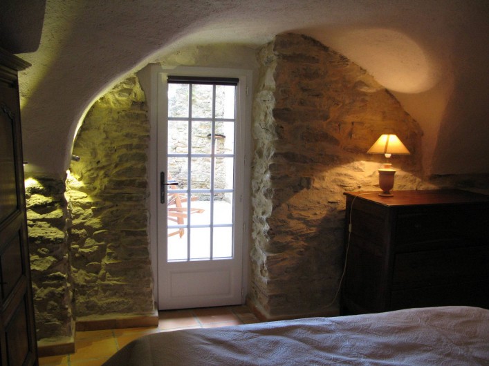Location de vacances - Gîte à Minerve - porte sur la terrasse chambre 1