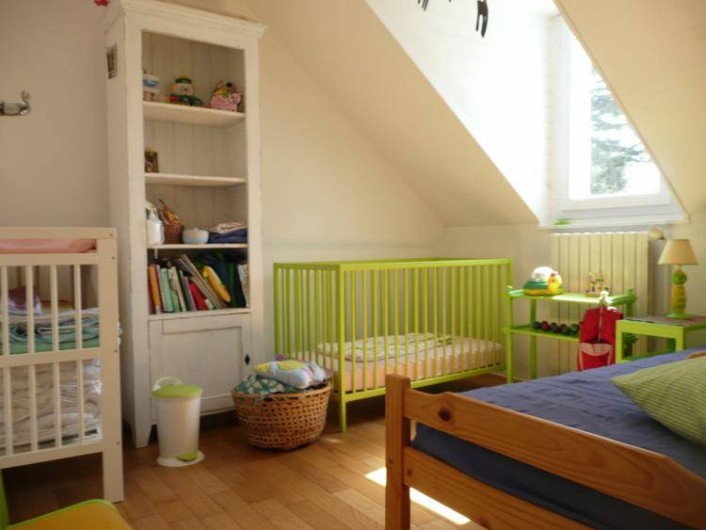 Location de vacances - Maison - Villa à Kersaint - Une chambre "enfants" avec un lit bébé et une table à langer.