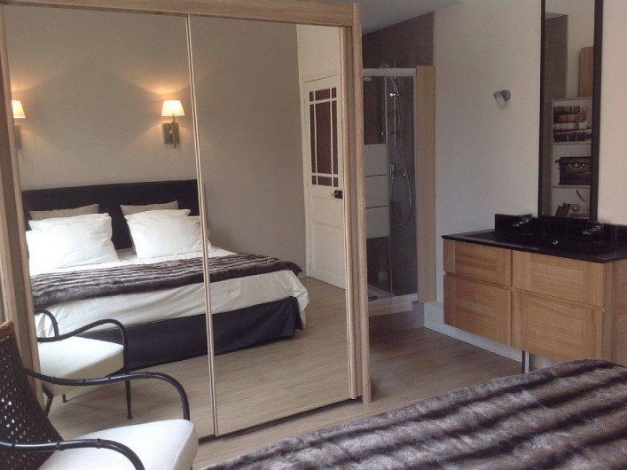 Location de vacances - Appartement à Cannes - Le coin salle d'eau avec double vasque et douche de la grande chambre
