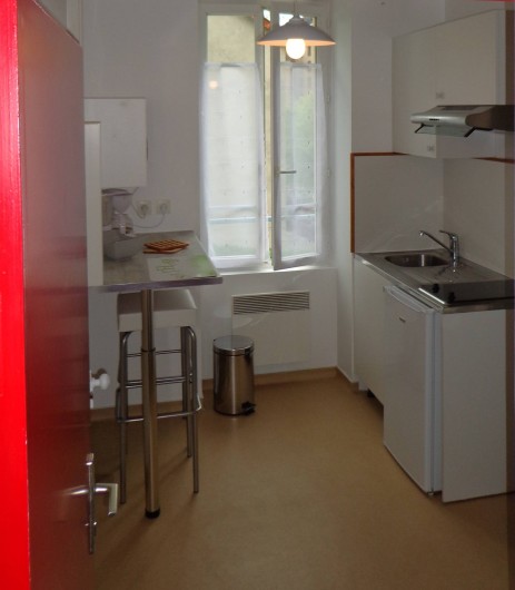 Location de vacances - Appartement à Guéret - Entrée et cuisine avec espace repas