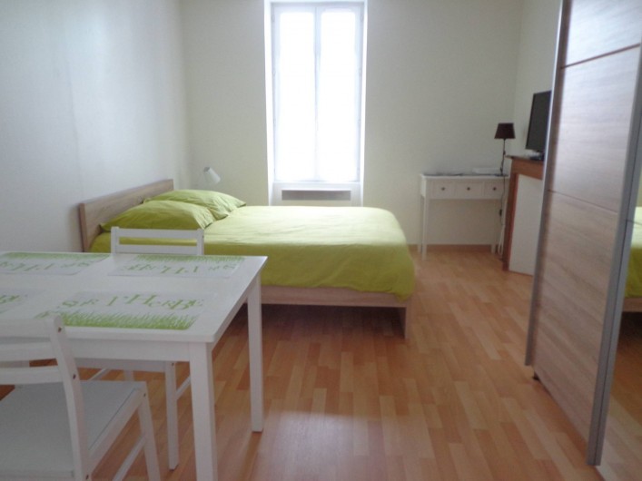 Location de vacances - Appartement à Guéret - Chambre avec lit double confortable