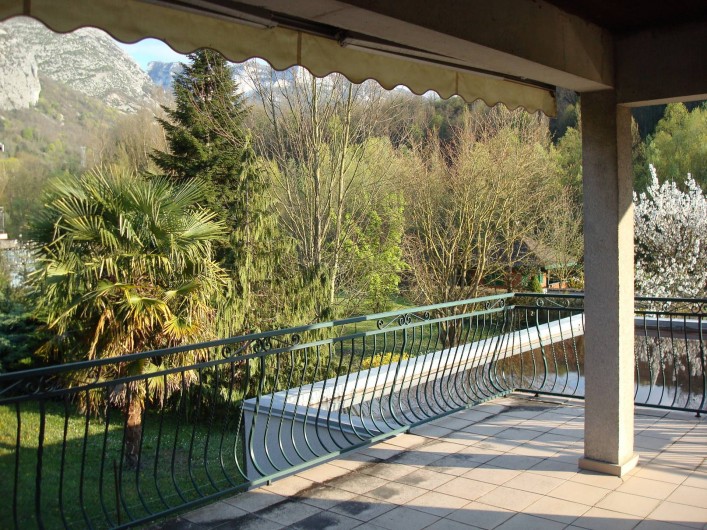 Location de vacances - Gîte à Pont-en-Royans - La terrasse avec vue sur la montagne et la rivière La Bourne.