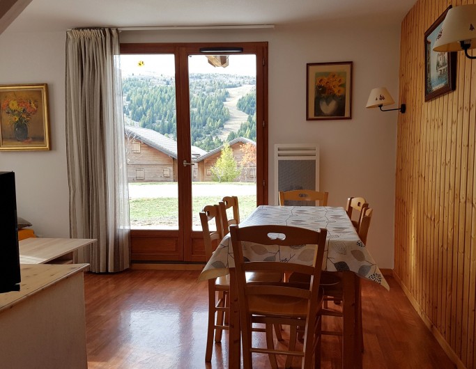 Location de vacances - Chalet à Le Dévoluy - coin repas, vue sur les pistes