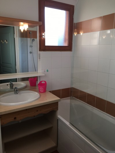 Location de vacances - Chalet à Le Dévoluy - Salle de bain avec baignoire/ douche