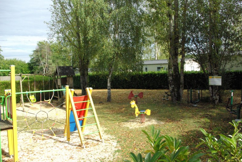 Location de vacances - Camping à Mézières-sous-Lavardin - Espace de jeux pour tous