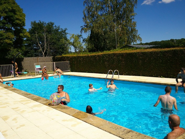 Location de vacances - Camping à Mézières-sous-Lavardin - Les joies de la piscine en famille